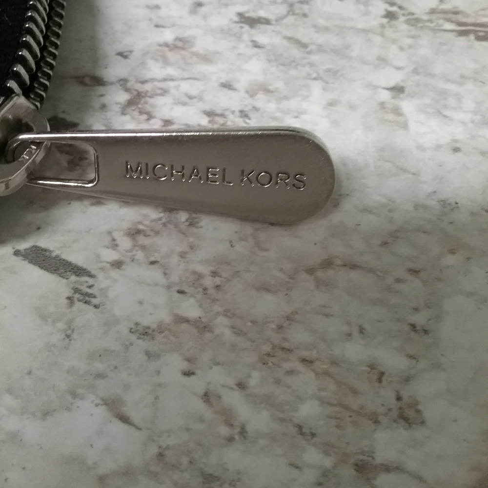 Michael Kors Zippy Wallet - Picture 4 of 5